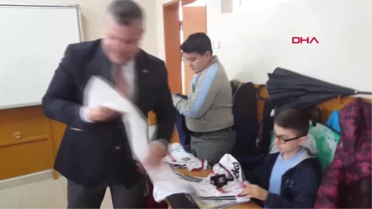Spor İlkokul Öğrencilerine Beşiktaş Forması Hediye Edildi
