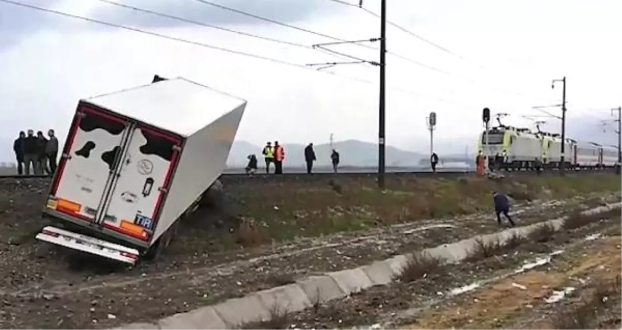 Tır Demir Yolunu Kapattı, Makinist Treni Son Anda Durdurdu