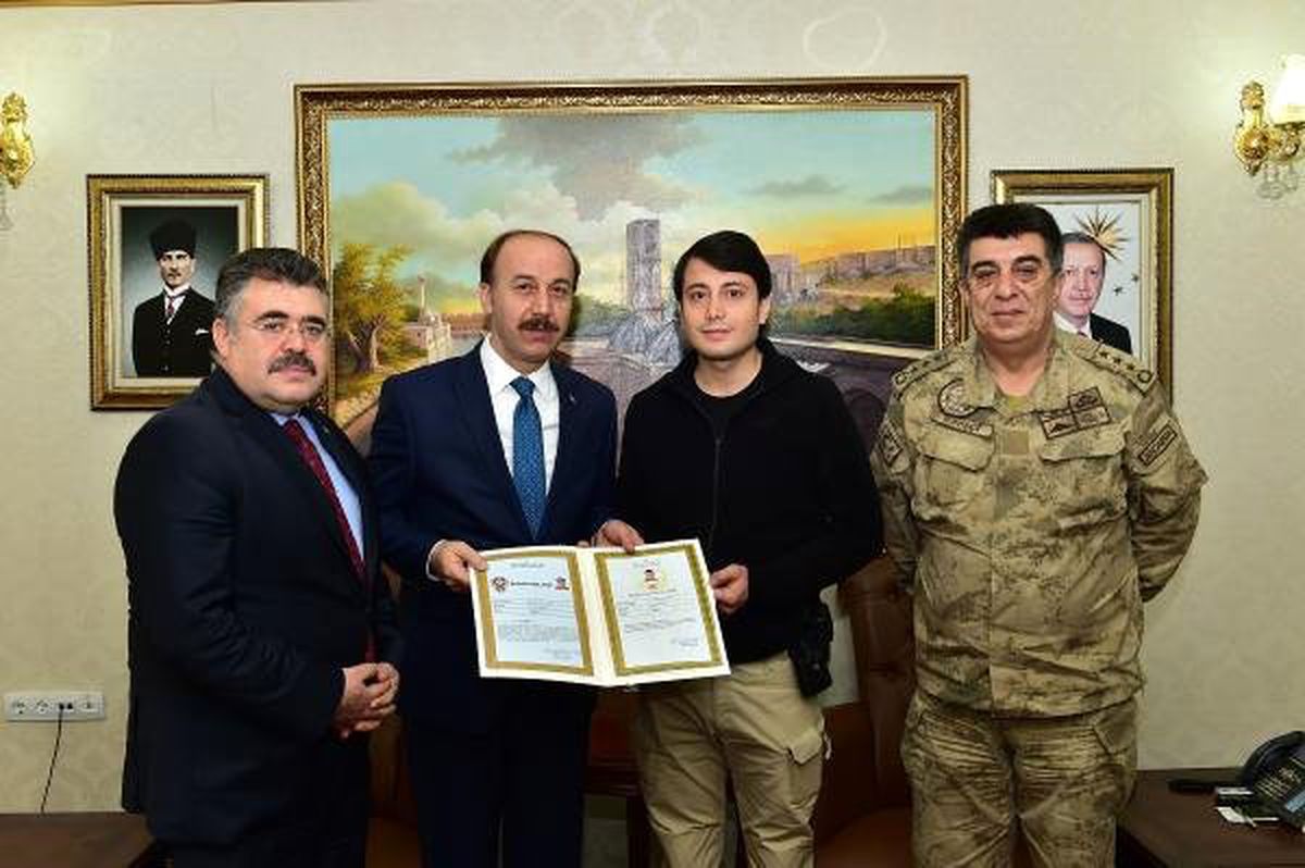 Üzerimde Bomba Var\' Diyen Şüpheliyi Etkisiz Hale Getiren Polisler Ödüllendirildi