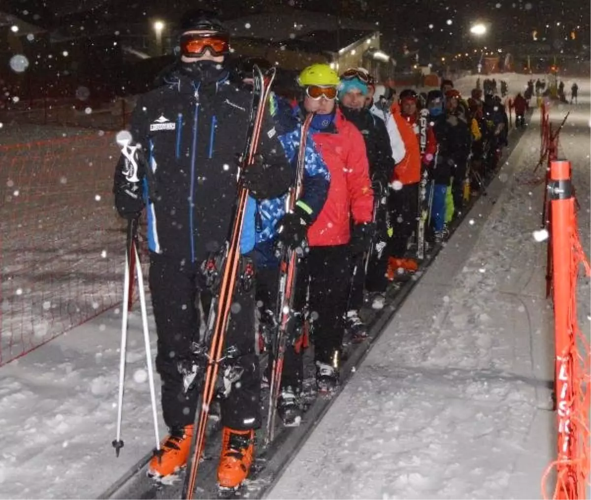 Vali Memiş, Palandöken\'in Tanıtımı İçin Gece Kayağına Çıktı