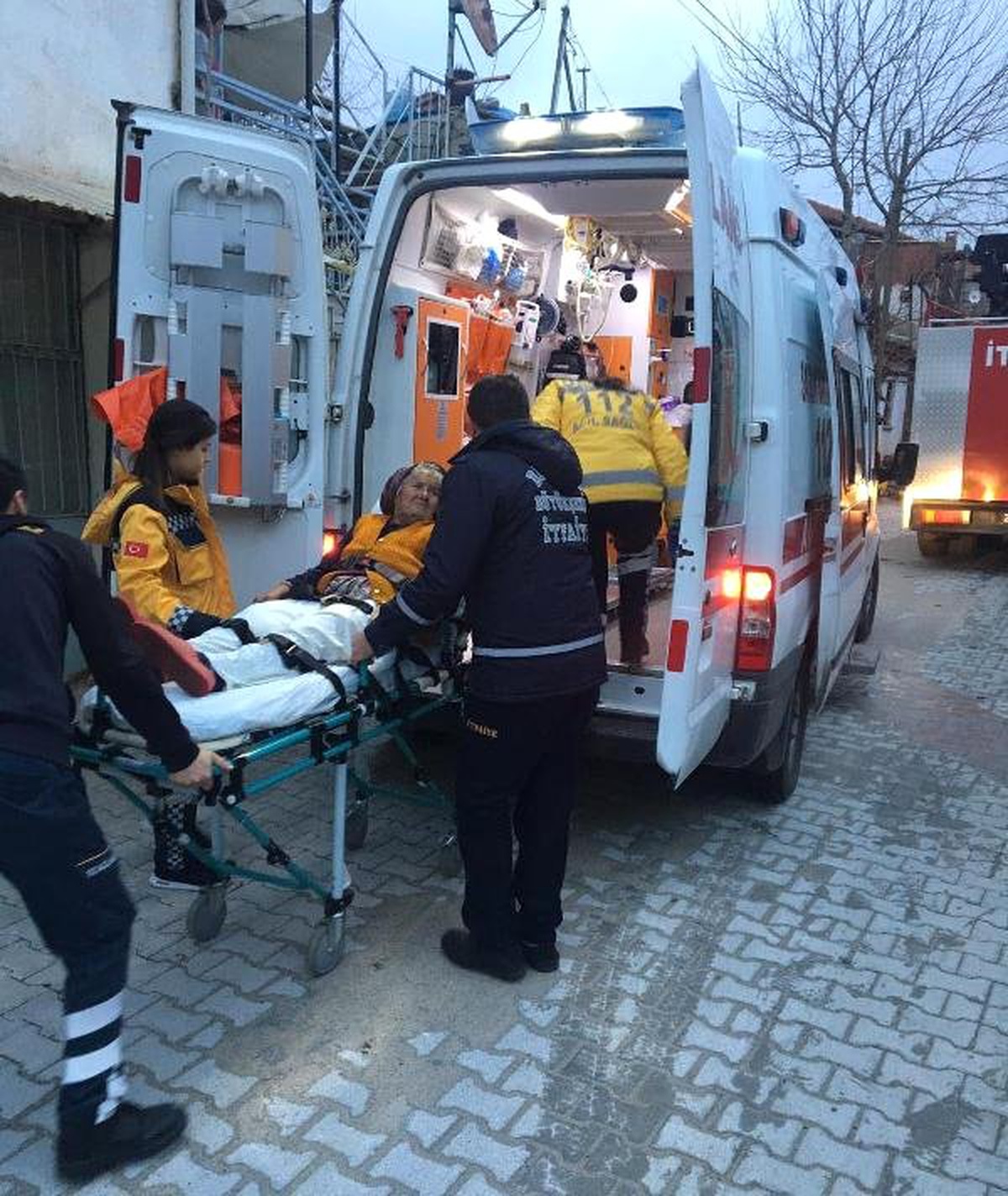 Yangında Dumandan Etkilenen Yaşlı Kadın Hastaneye Kaldırıldı