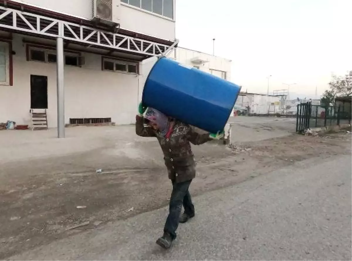 2 Çocuk Annesi, Hurda ve Atık Toplayarak Ailesinin Geçimini Sağlıyor