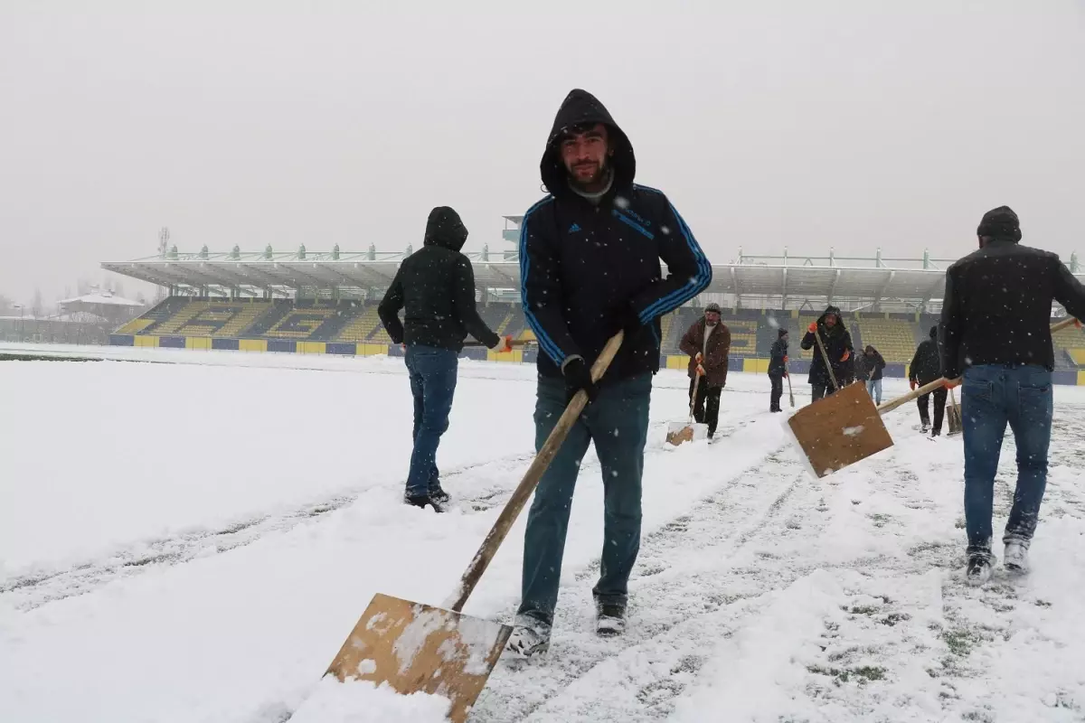 Ağrı Şehir Stadyumu Kar Küreklerle Temizleniyor