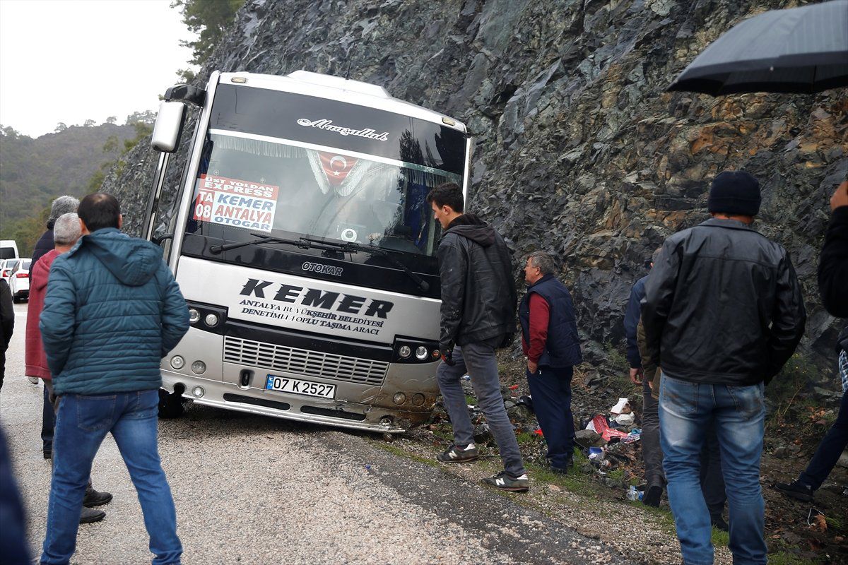 Antalya\'da Minibüs ile Midibüs Çarpıştı: 8 Yaralı