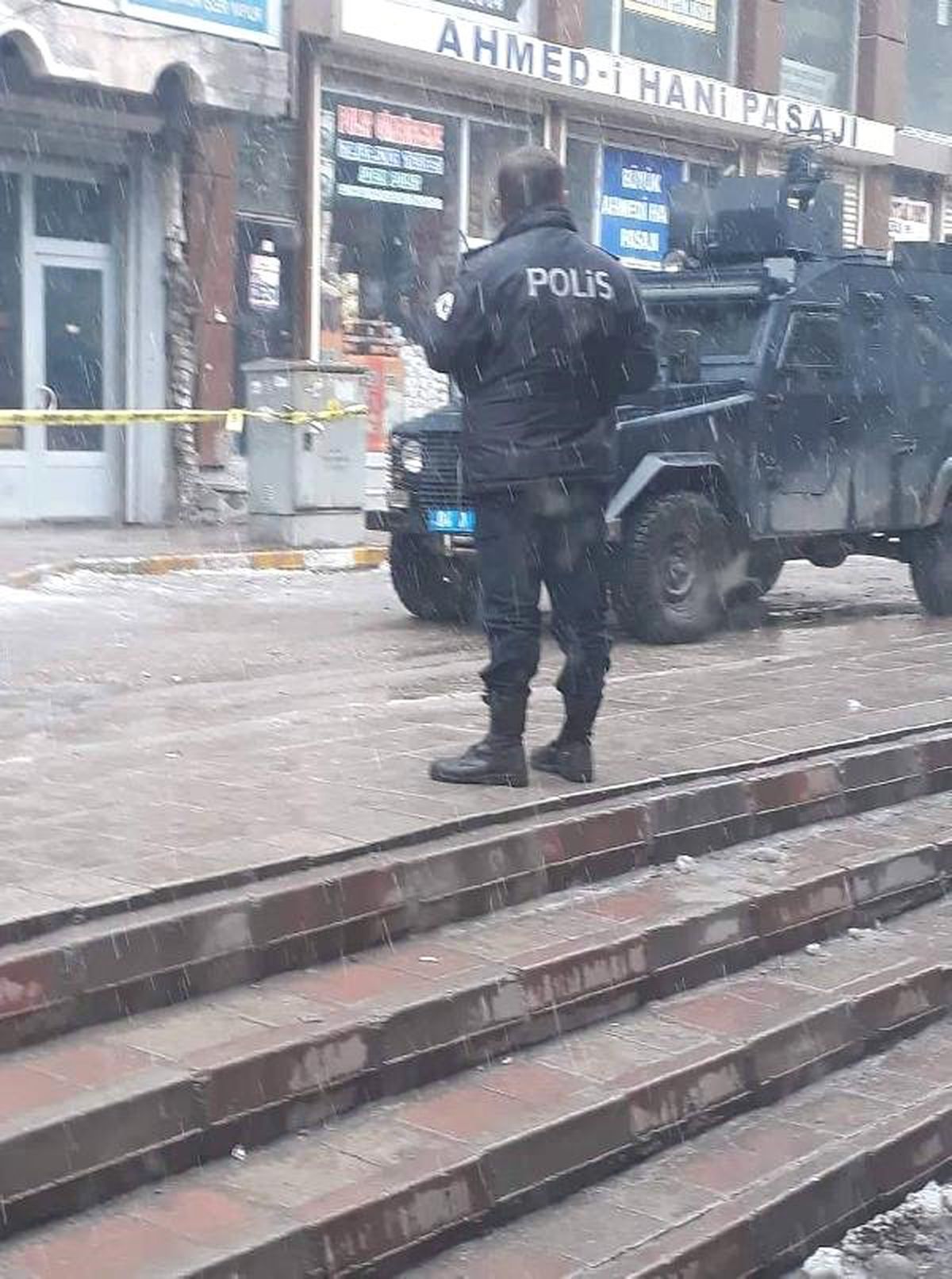 Doğubayazıt\'ta İki Grup Arasında Silahlı Çatışma: 1\'i Polis 2 Yaralı