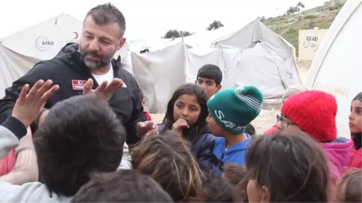 Dolar Dağıtsam Bu Kadar Sevinmezler" (2)