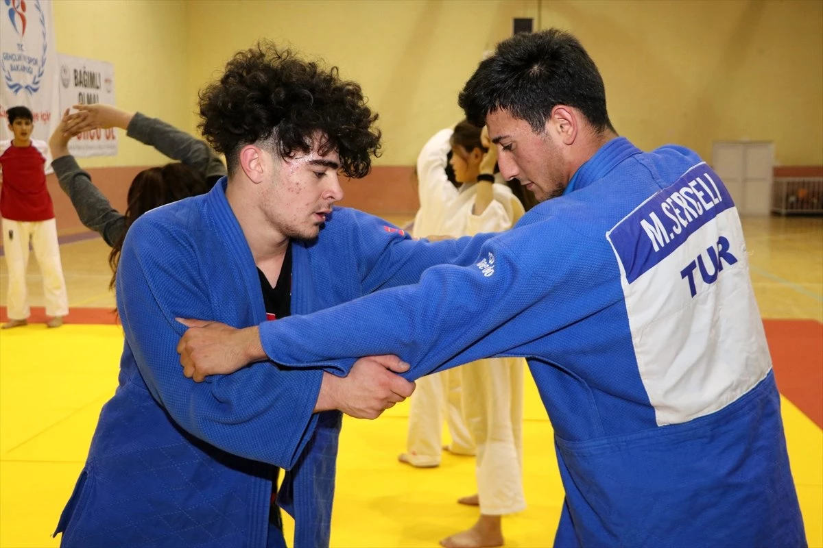 Futbolla Başladığı Sporda Judoda Madalyalara Uzandı