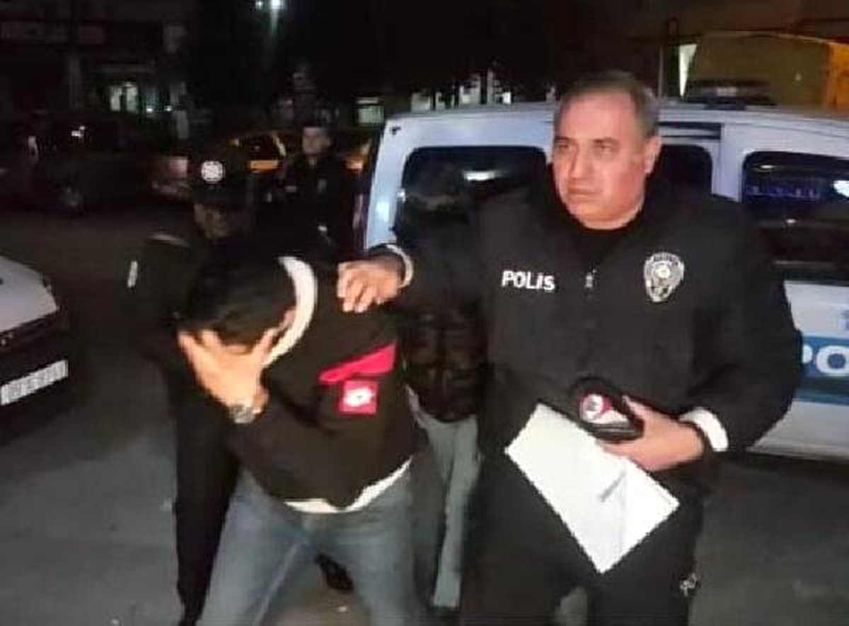 Hırsızlık Şüphelileri, Demirleri Keserek Girdikleri İş Yerinde Yakalandı