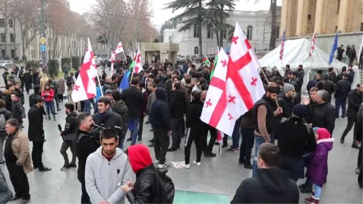 Hocalı Katliamının Ermeni Failinin Heykeline Protesto