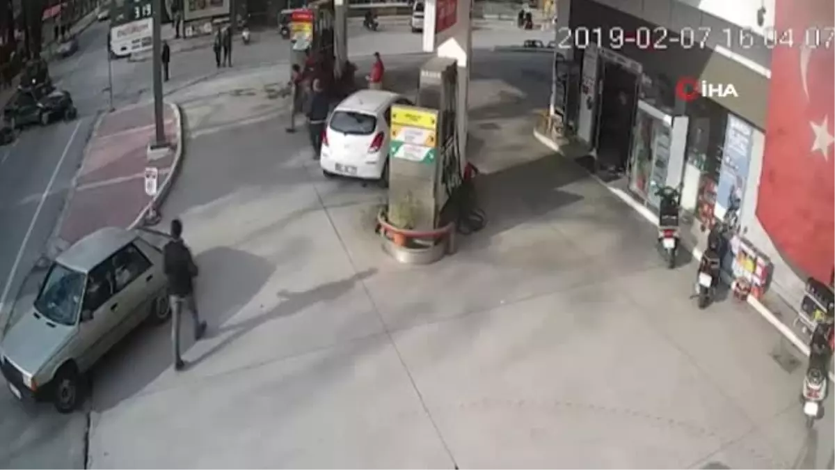 İzmir\'de Motosiklet ile Otomobil Böyle Çarpıştı: 1 Yaralı