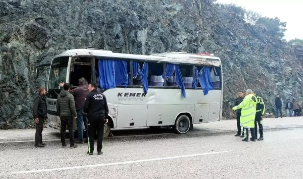 Kemer\'de Midibüsle Minibüs Çarpıştı: 8 Yaralı