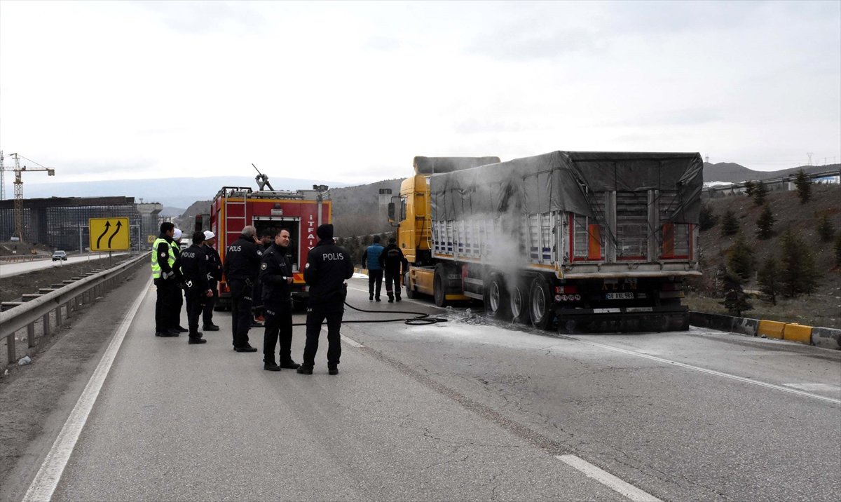 Kırıkkale\'de Kömür Tozu Yüklü Tırda Çıkan Yangın Söndürüldü