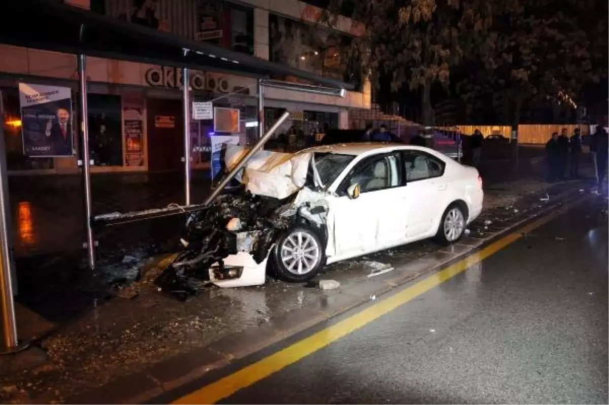 Kontrolden Çıkan Otomobil Otobüs Durağına Durağa Girdi: 2 Yaralı