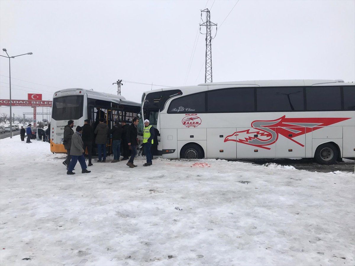 Malatya\'da İki Otobüs Çarpıştı: 10 Yaralı