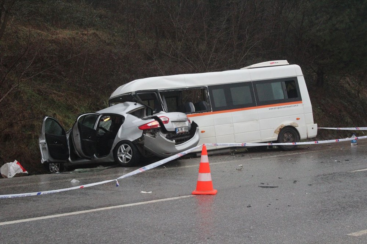 Öğrenci Servisi Otomobille Çarpıştı: 1 Ölü, 9 Yaralı