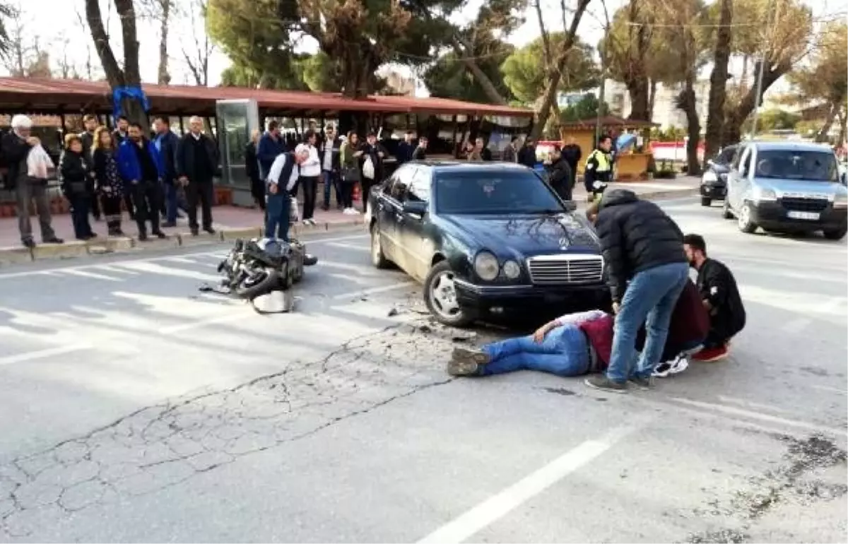 Otomobille Çarpışan Kasksız Motosikletli Ağır Yaralandı