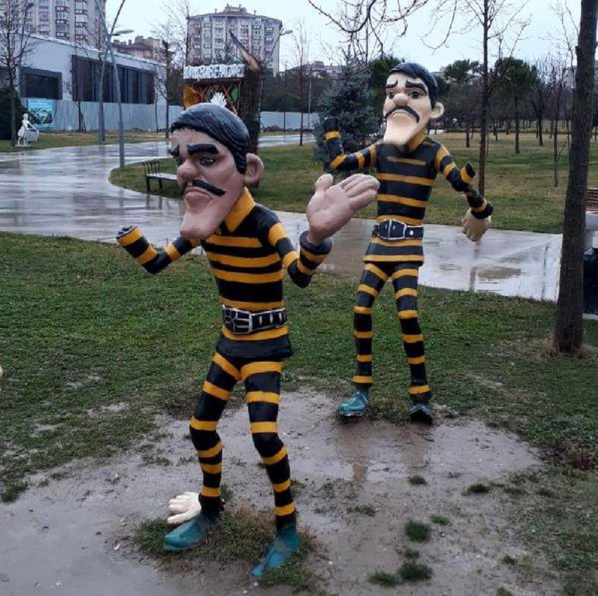 Parktaki Heykellli Çiçeklikleri Kırdılar, Kitaplığı Tahrip Ettiler