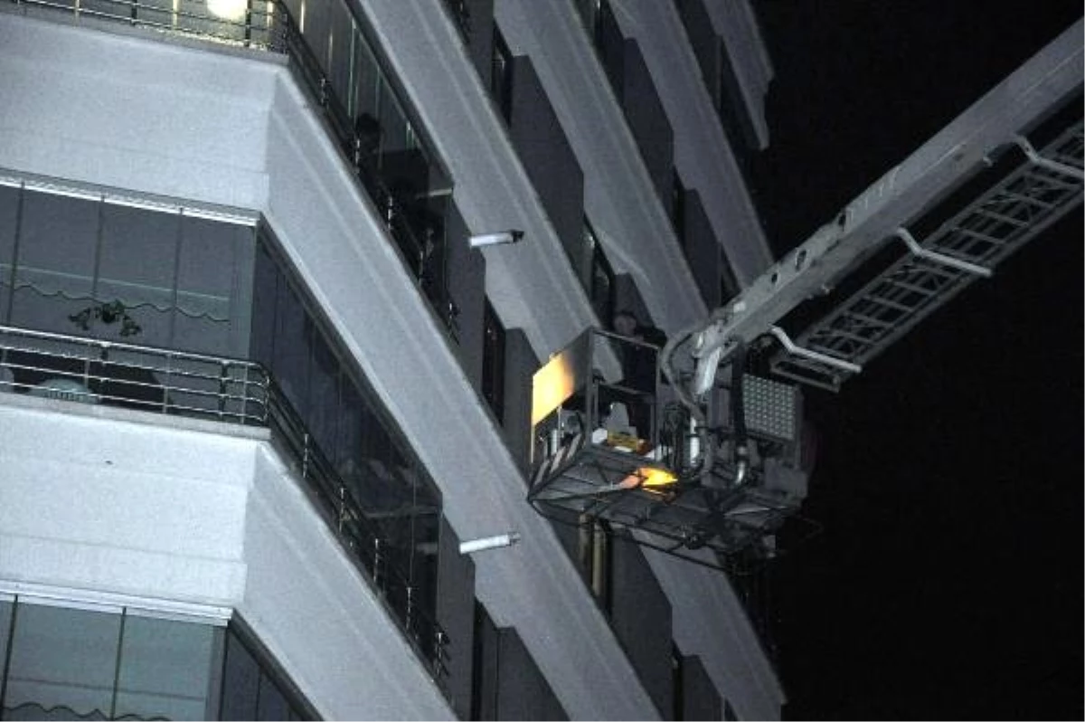 Rezidansın Balkonunda Mahsur Kalan 3 Genci İtfaiye Kurtardı