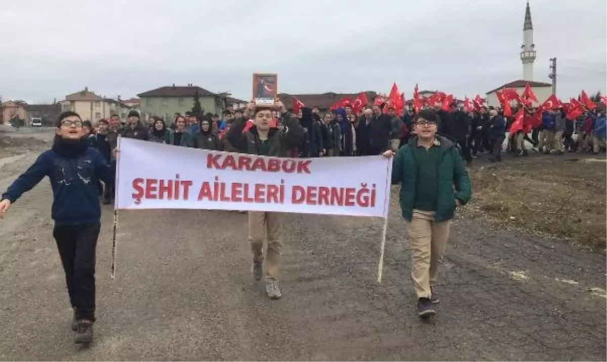 Şehidin Anne ve Babası, Şiir Okuyan Feyza Nur\'u Bağrına Bastı