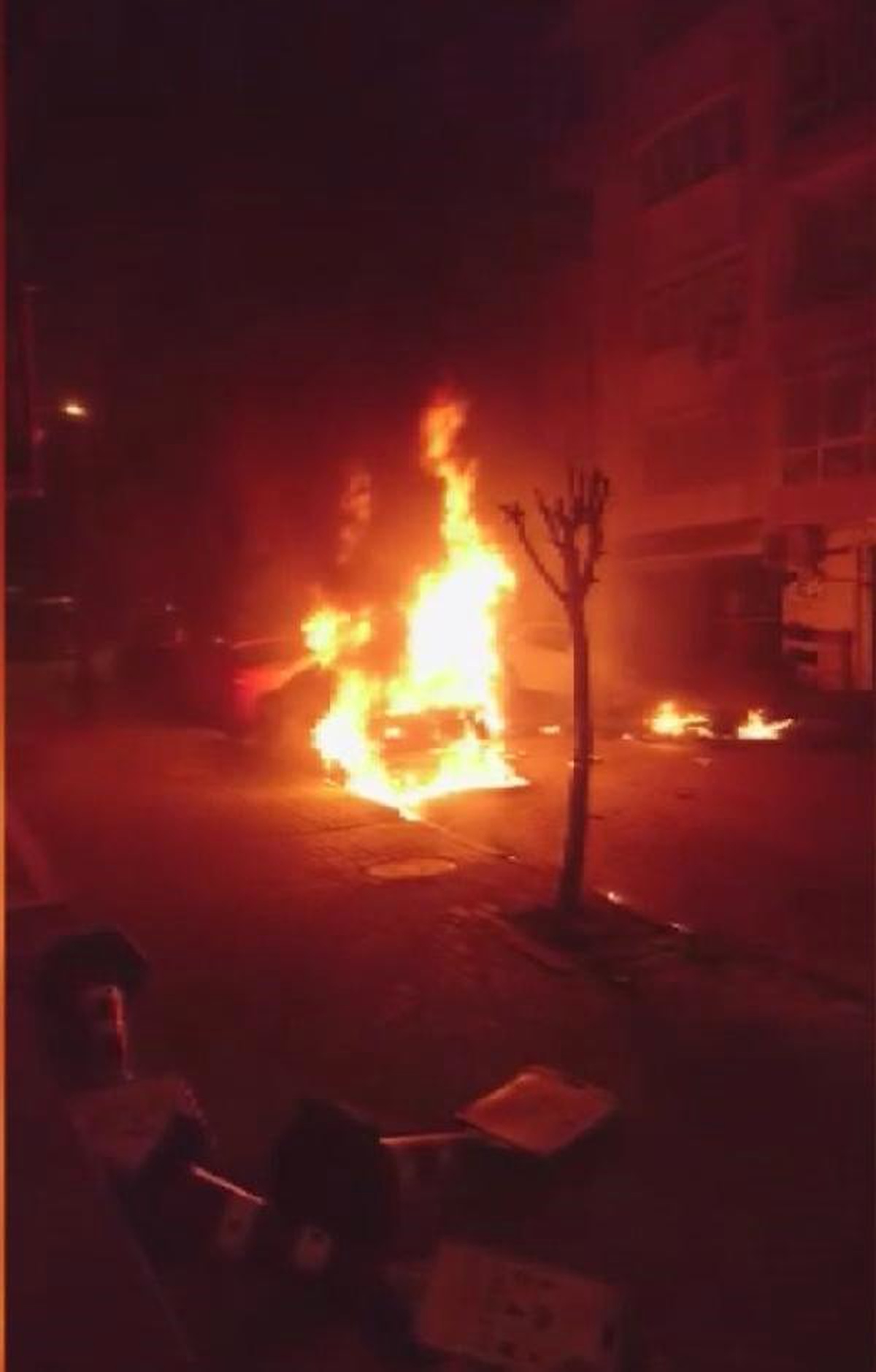 Avcılar\'da Kaza Yapan Motosiklet Alev Aldı,  2 Otomobil Yandı