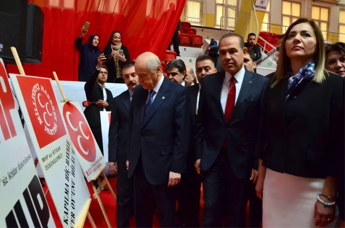 Bahçeli MHP\'nin 50. Yıl Sergisini Gezdi