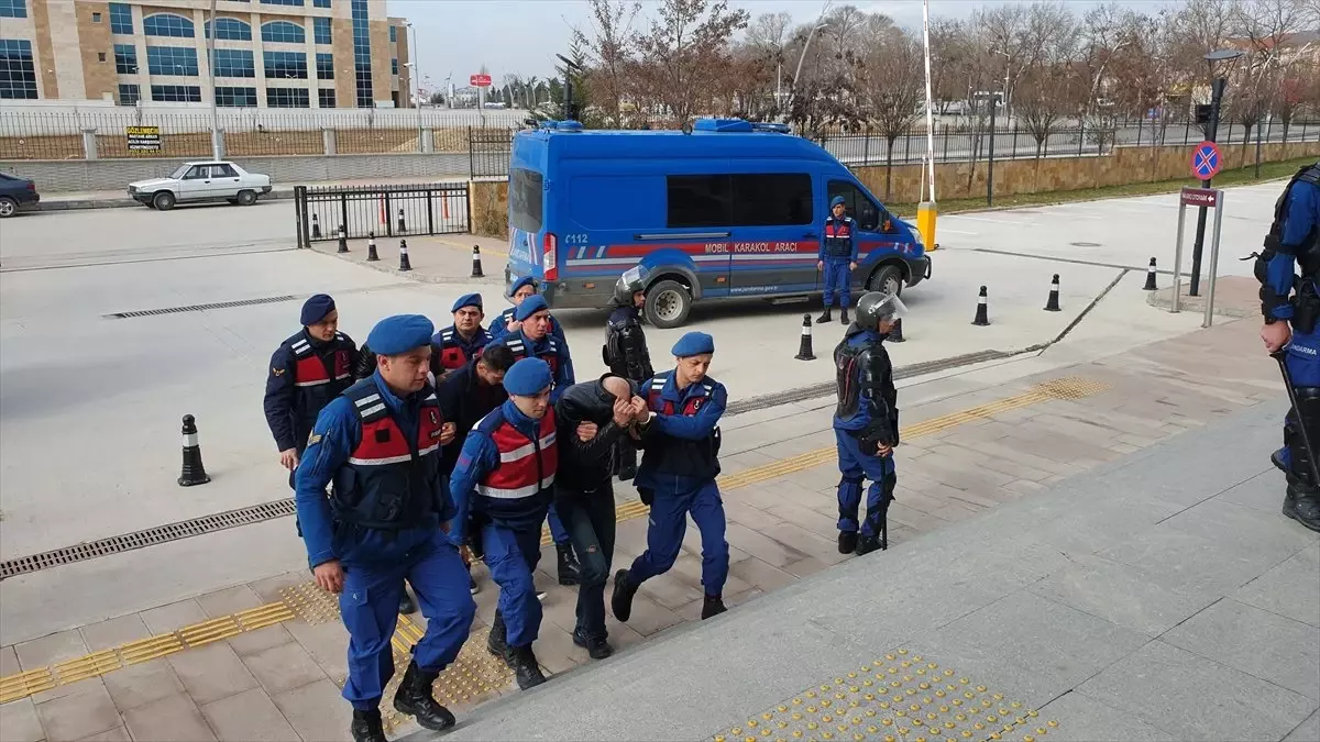 Çaldıkları Aküleri Satmak İsterken Yakalandılar