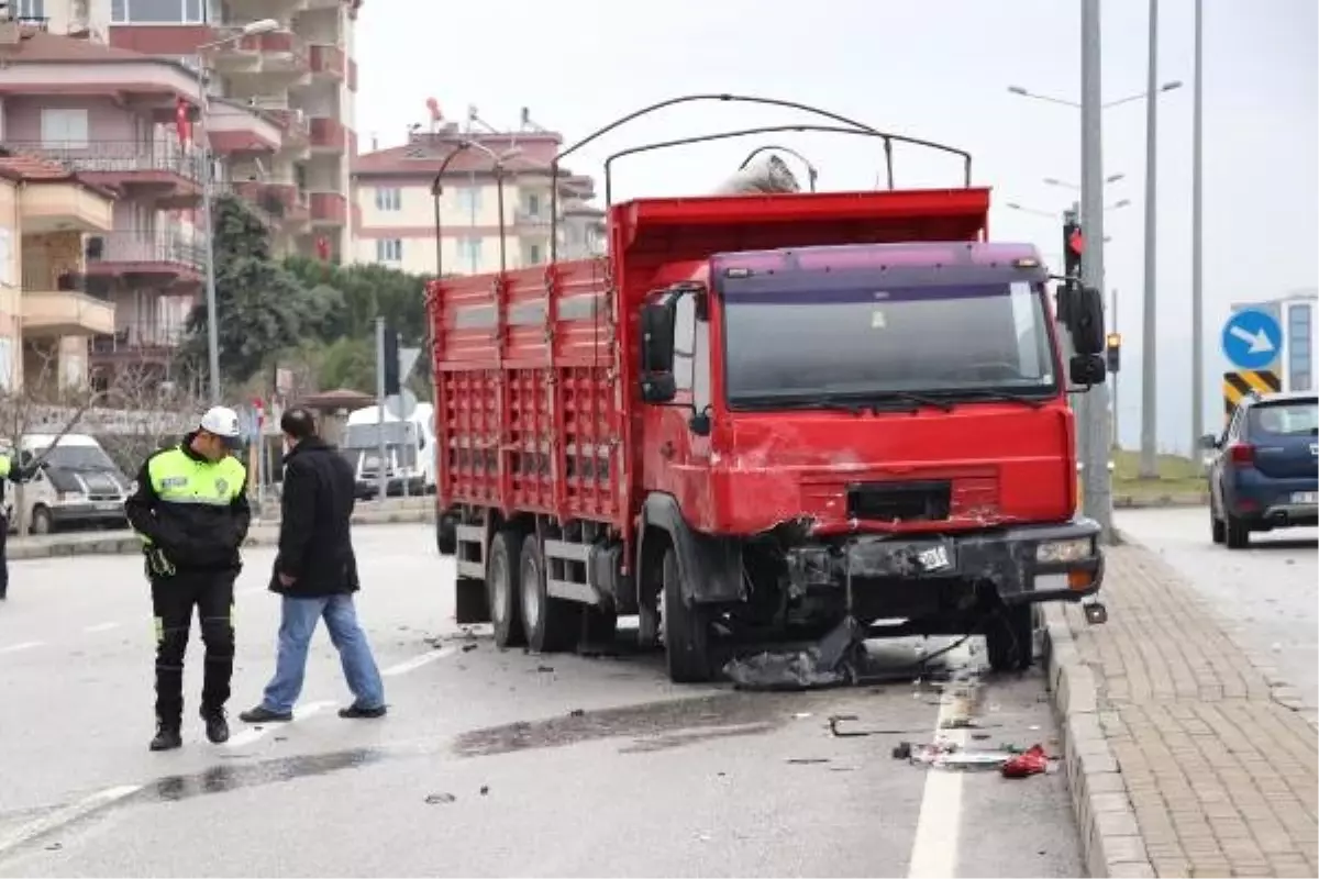 Denizli\'de Hatalı Dönüş Kazası: 1 Ölü, 2 Yaralı