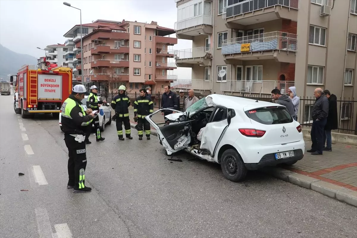 Denizli\'de Otomobil Kamyonla Çarpıştı: 1 Ölü, 2 Yaralı