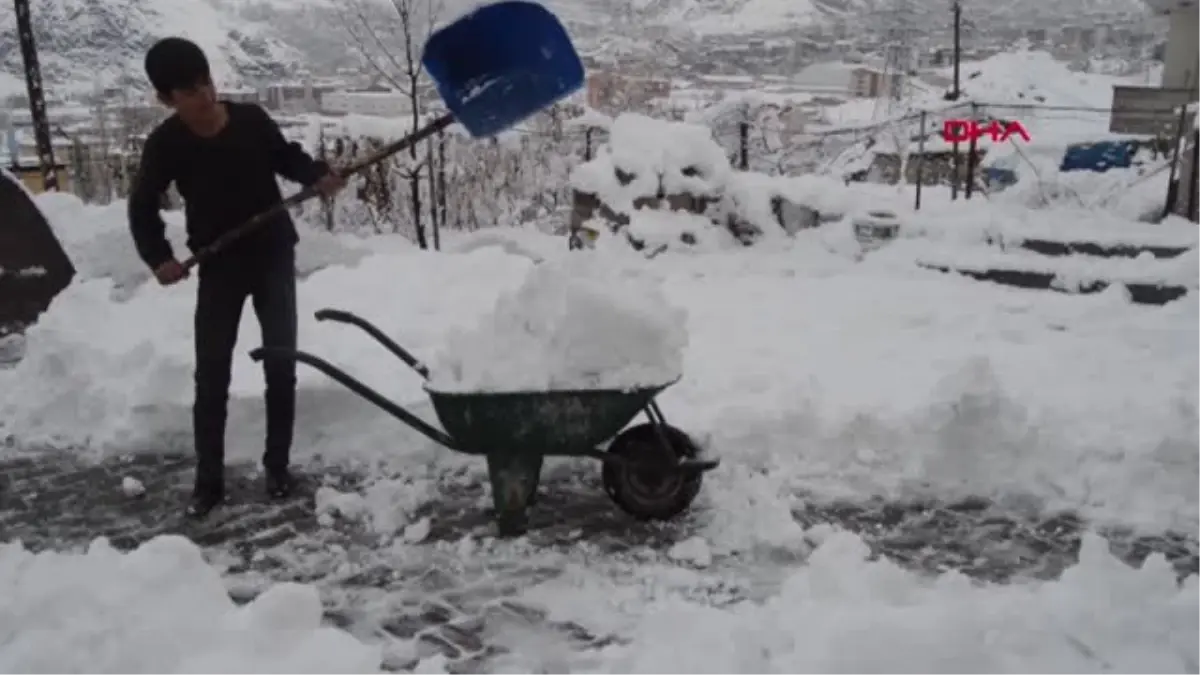 Hakkari\'de 199 Yerleşim Biriminin Yolu Kardan Kapandı