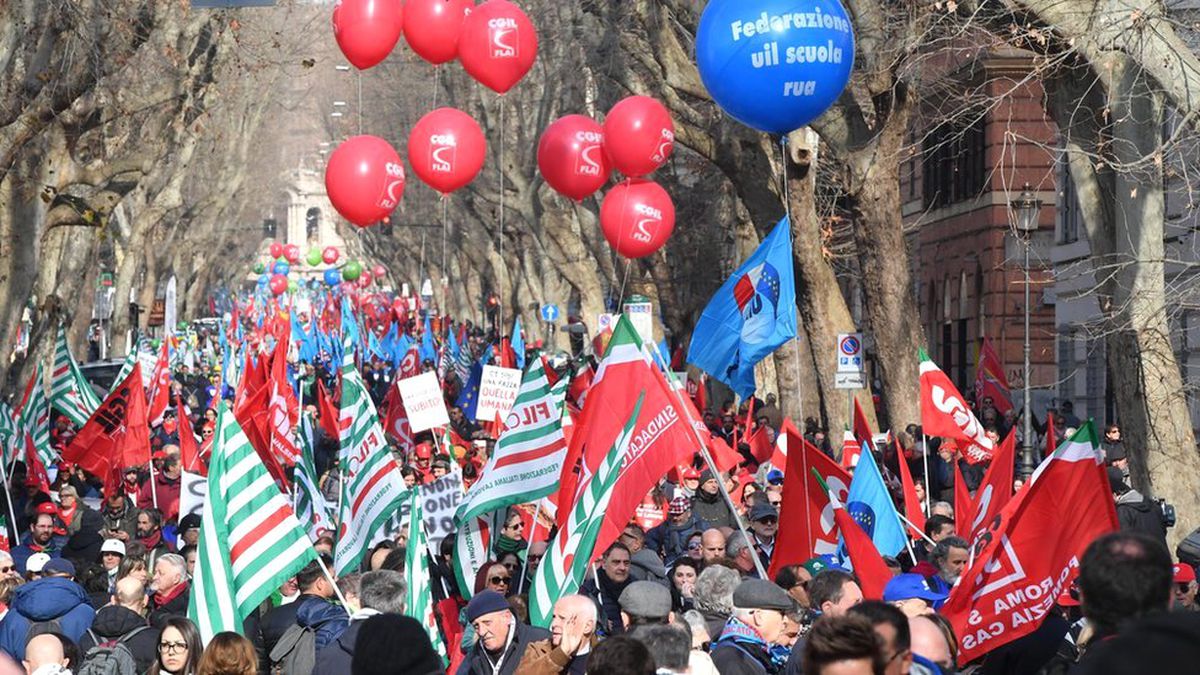 İtalya\'da İşçi Sendikaları Hükümeti Protesto Etti