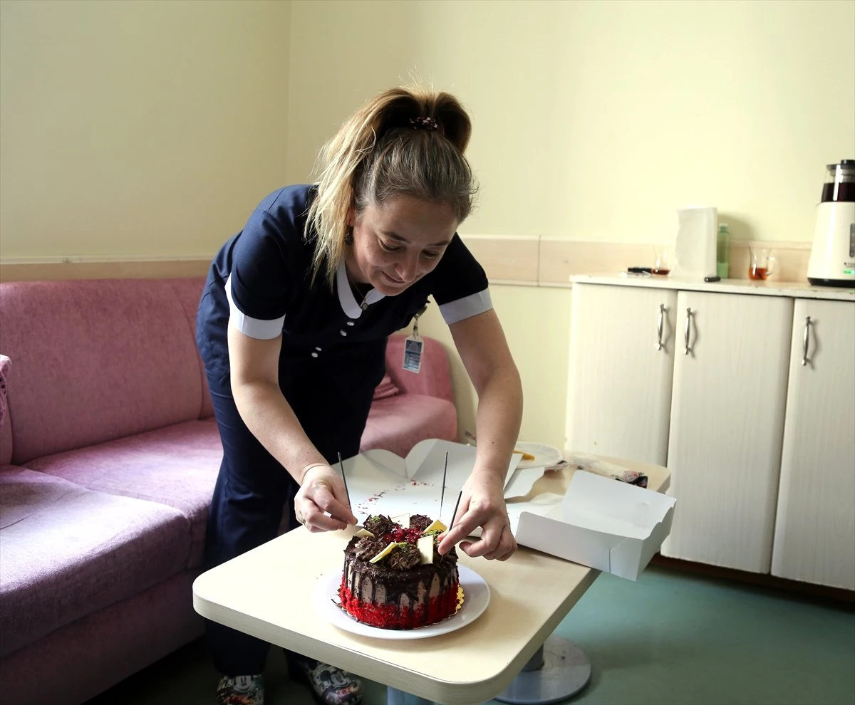 Minik Songül\'e İlk Yaşında Hastanede Doğum Günü Sürprizi