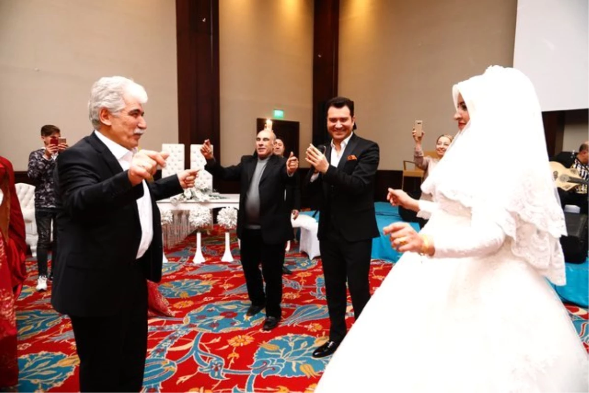 Şarkıcı Murat Kurşun, 62 Yaşındaki Babasına Fas\'tan Gelin Alarak Düğün Yaptı