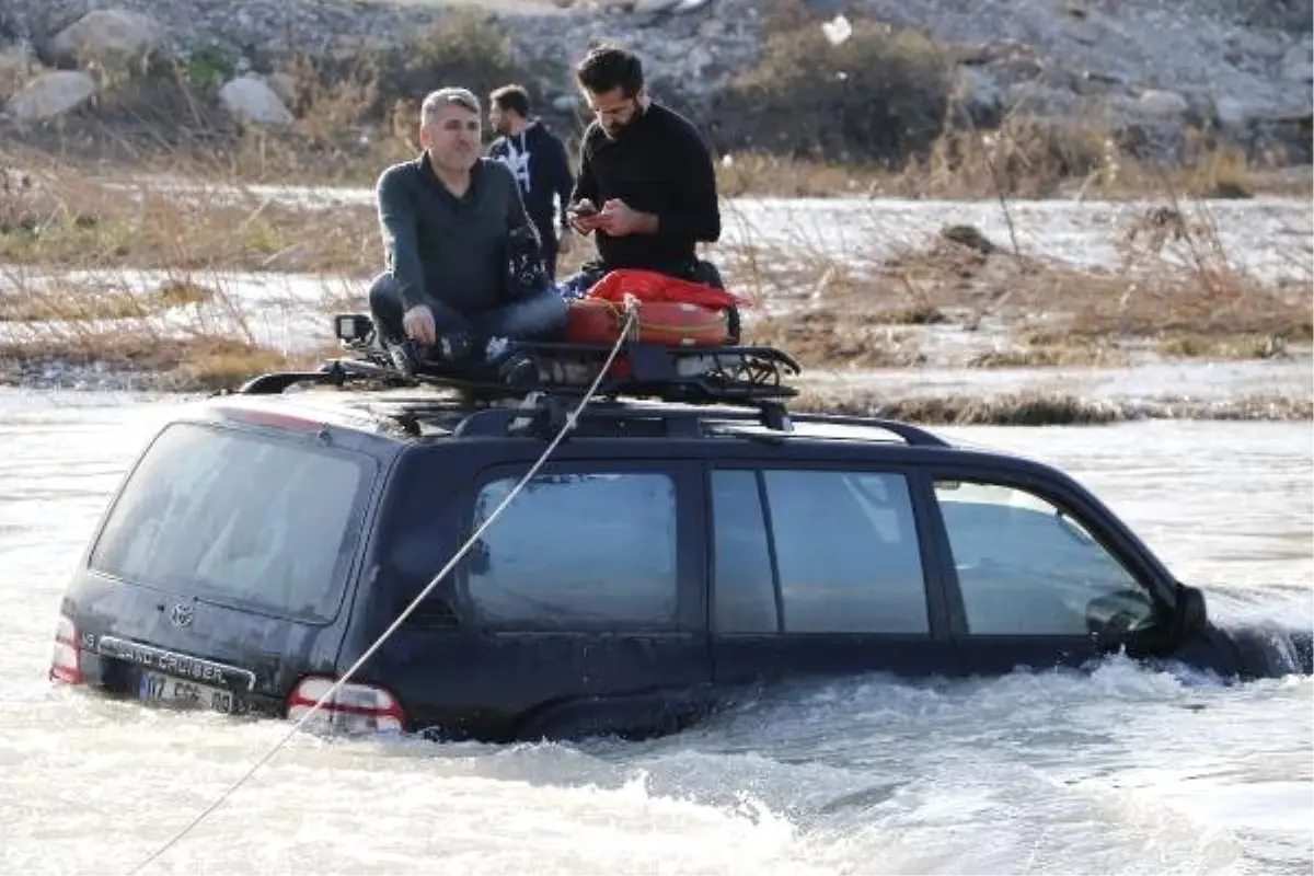 Akarsuyun Ortasında Kalan Arazi Aracı Halatlarla Kurtarıldı