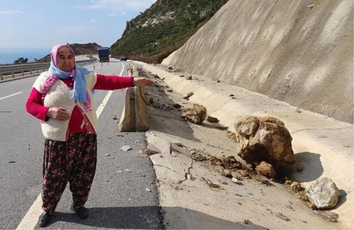 Anamur\'da Yamaçtan Kopan Kayalar Yola Düştü