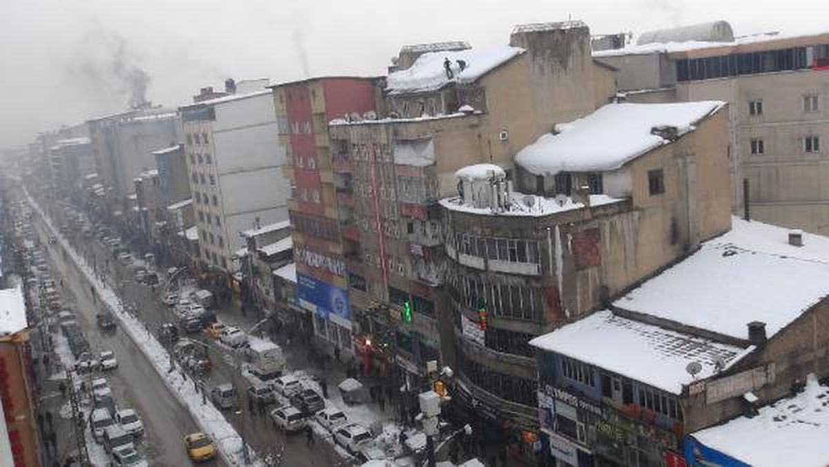Çatılarda Biriken Kar, Ekmek Kapıları Oldu