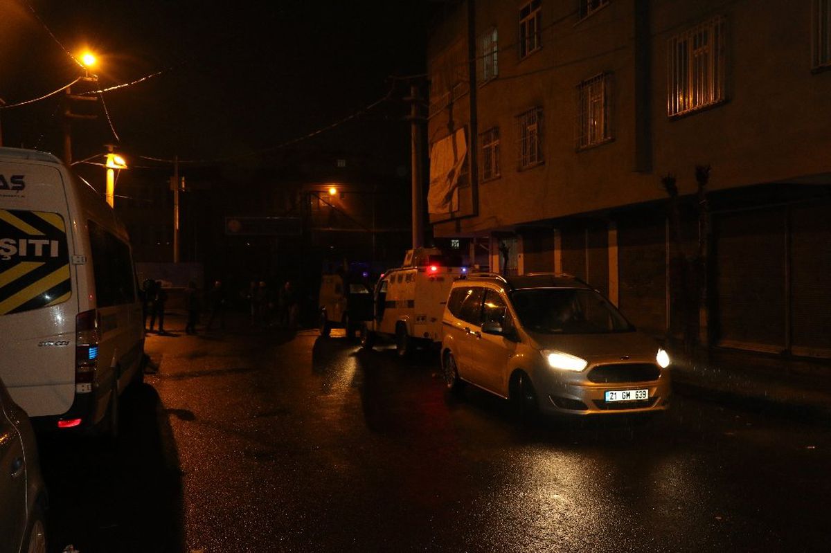 Diyarbakır\'da Silahlı Kavga: 1\'i Ağır 3 Yaralı