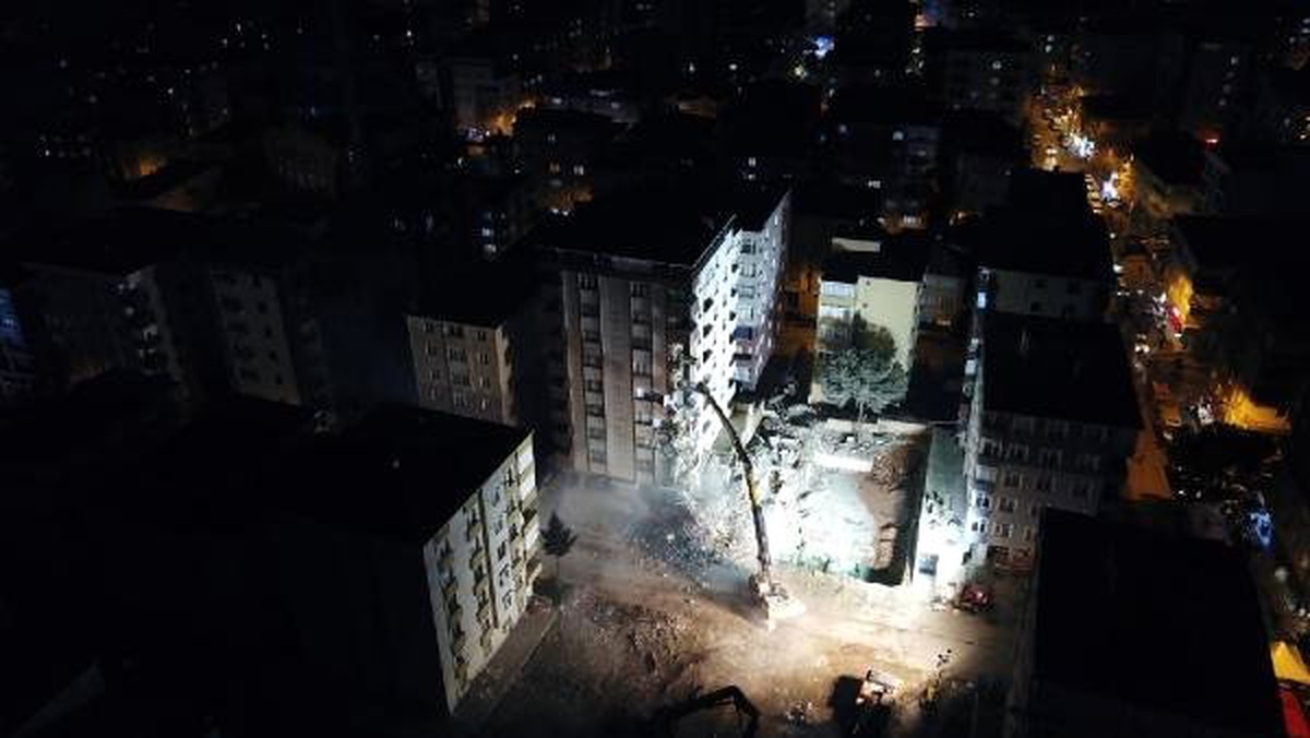 Havadan Ek Fotoğraf) Kartal\'da Çöken Binanın Yanındaki Yunus Apartmanı Yıkılıyor (1)