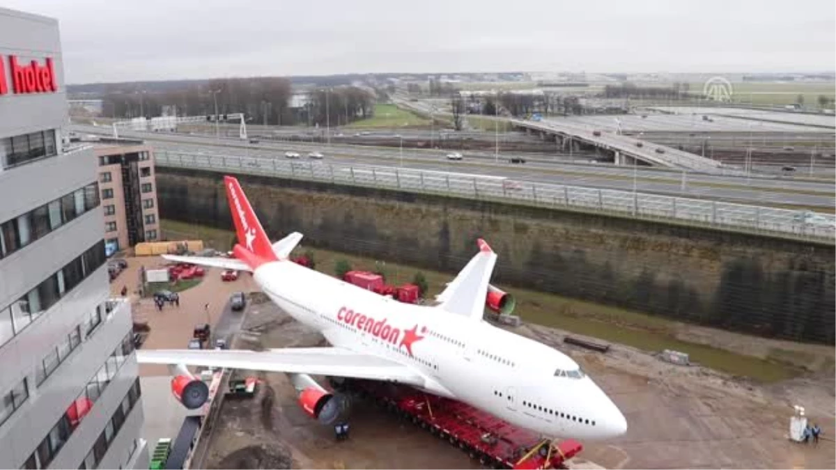 Hollanda\'da Otel Bahçesine Konulacak Uçağın Transferi Tamamlandı
