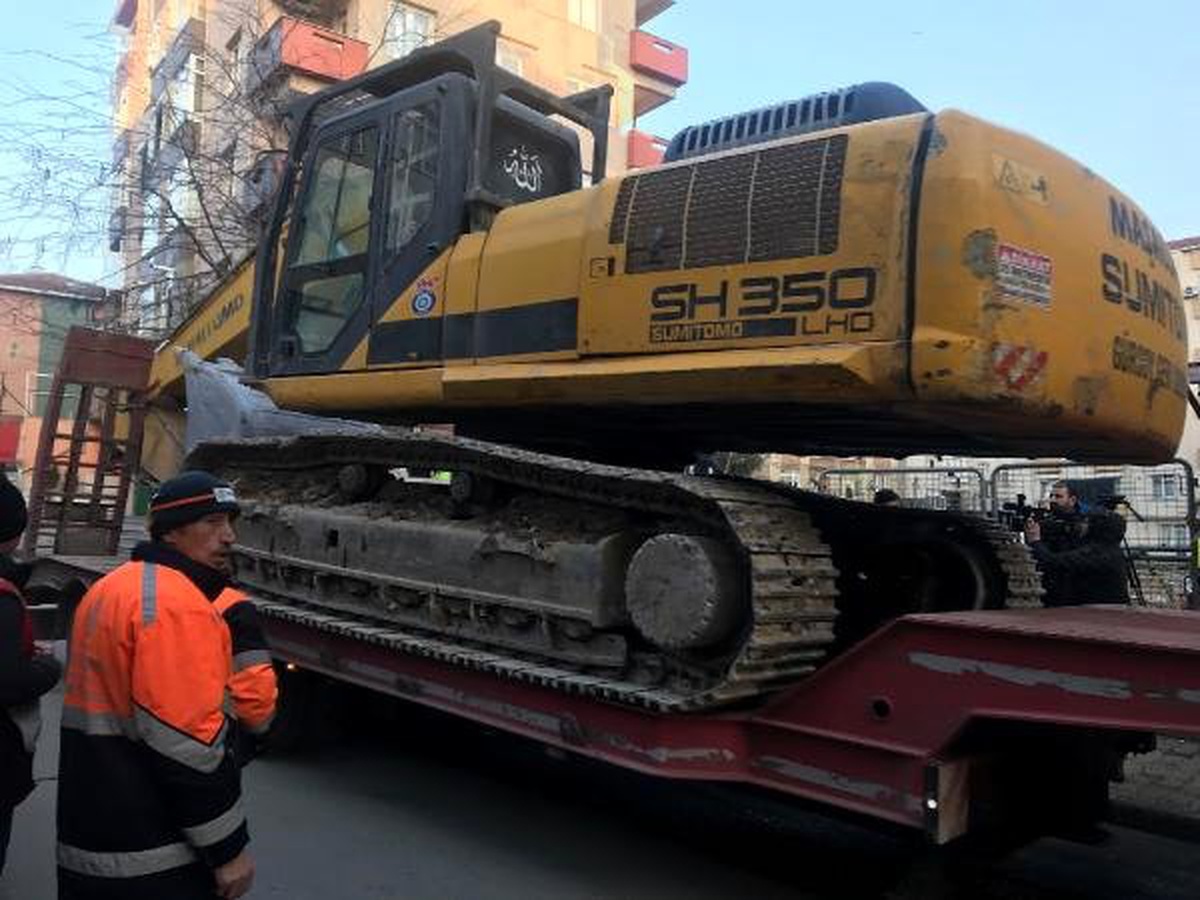 Kartal\'da Çöken Binanın Yanındaki Yunus Apartmanı Yıkılıyor (1)