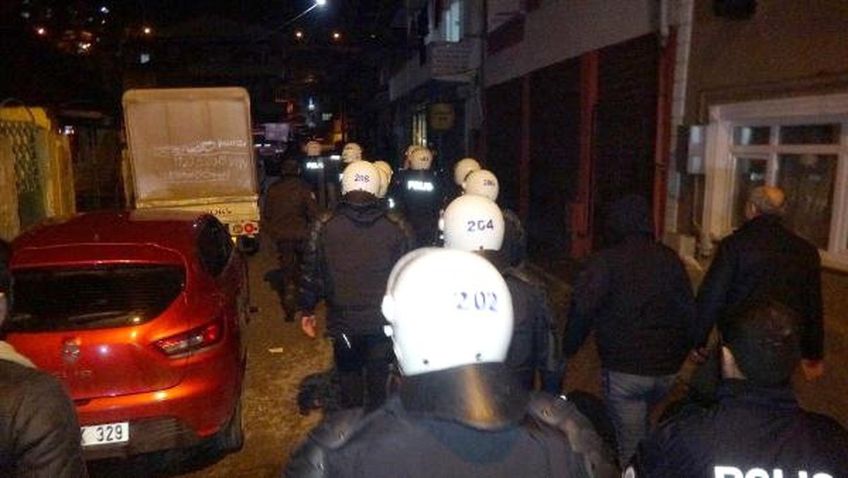 Kavgayı Ayırmaya Gelen Polislere Taşlı-sopalı Saldırı: 6 Polis Yaralı
