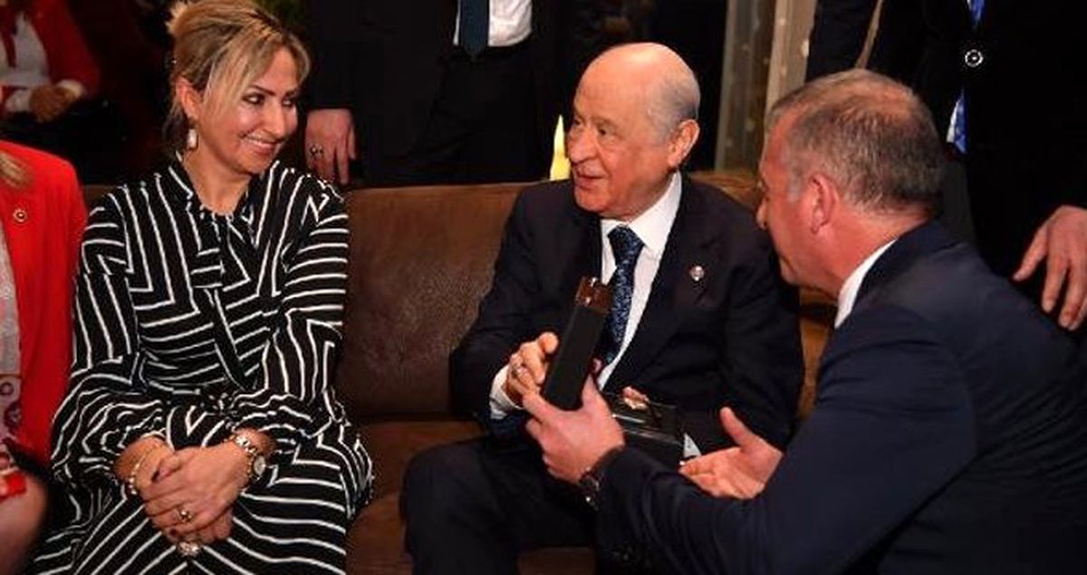 MHP Lideri Bahçeli'ye 150 Yıllık, Altın Kaplama Saat Hediye Edildi