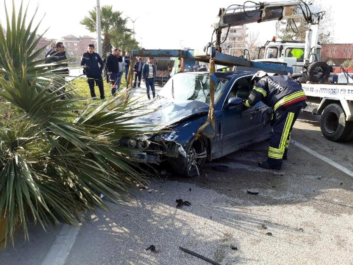 Otomobil Ağaca Çarptı; Sürücü Yaralı