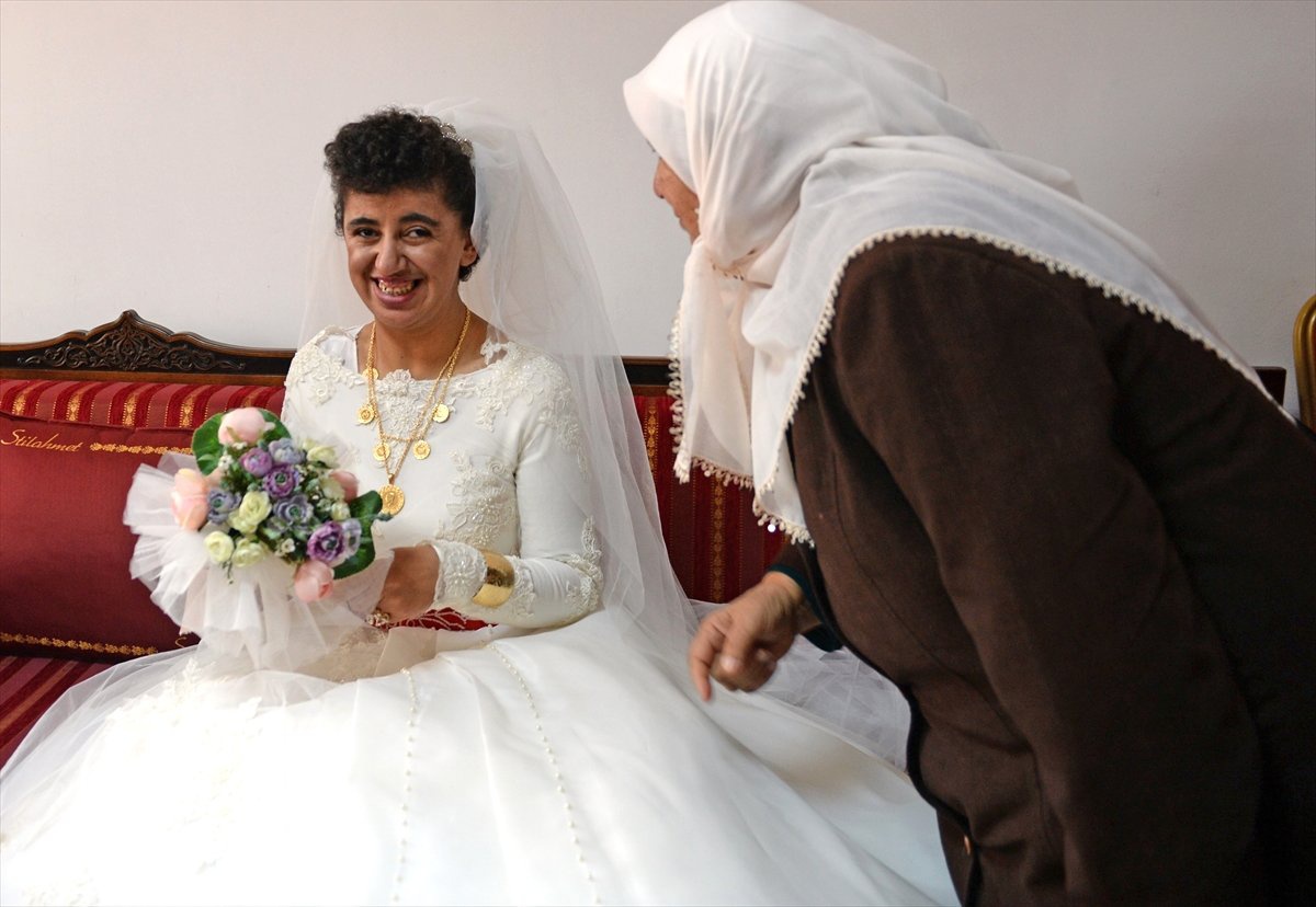 Zihinsel Engelli Zeynep\'in Gelinlik Hayali Gerçekleşti