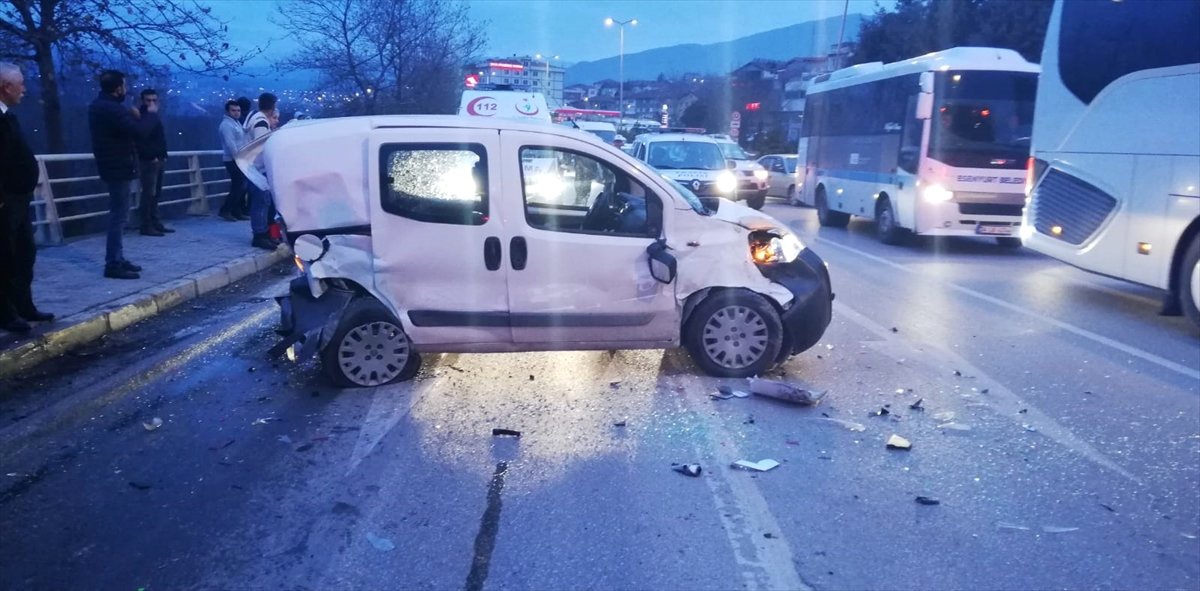 Zincirleme Trafik Kazası: 2 Yaralı