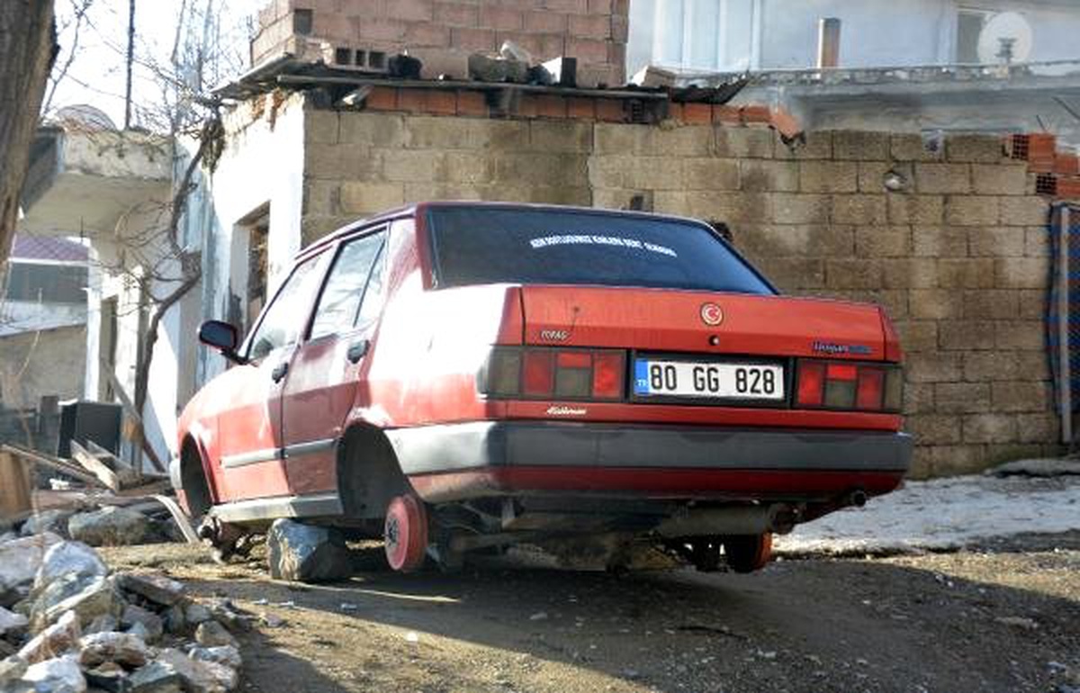 2 Otomobilin 4 Lastiğini Çalan Şüpheli Tutuklandı