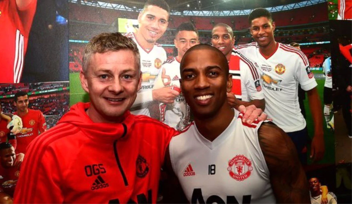 Ashley Young, Bir Yıl Daha Manchester United\'da!