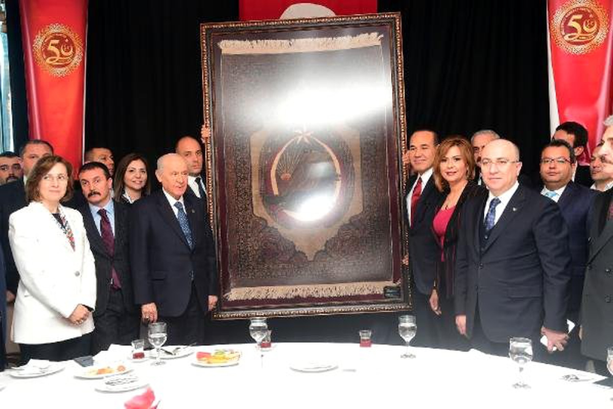 Atatürk İçin Dokunan Halı, Bahçeli\'ye Armağan Edildi