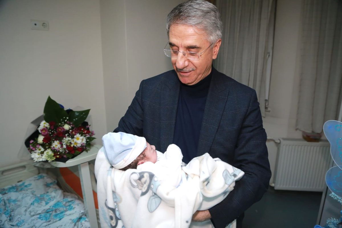 Başkan Yanılmaz\'dan Bebek Sahibi Ailelere Ziyaret