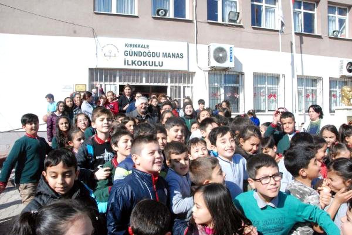 Bıçaklanan Öğretmene Öğrencilerden Alkışlı Karşılama