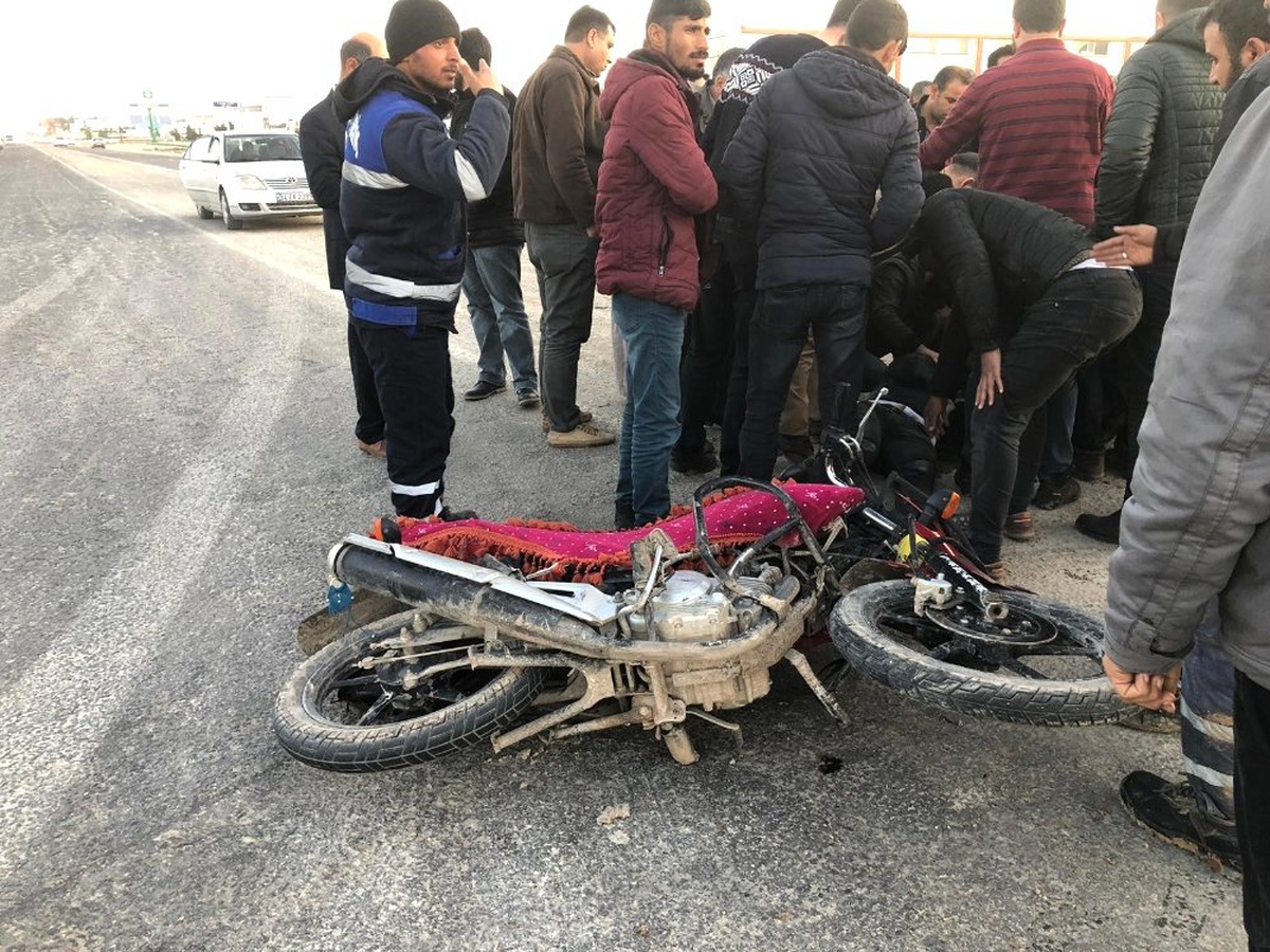 Çarptığı Motosikletteki Yaralıları Bırakıp Kaçtı